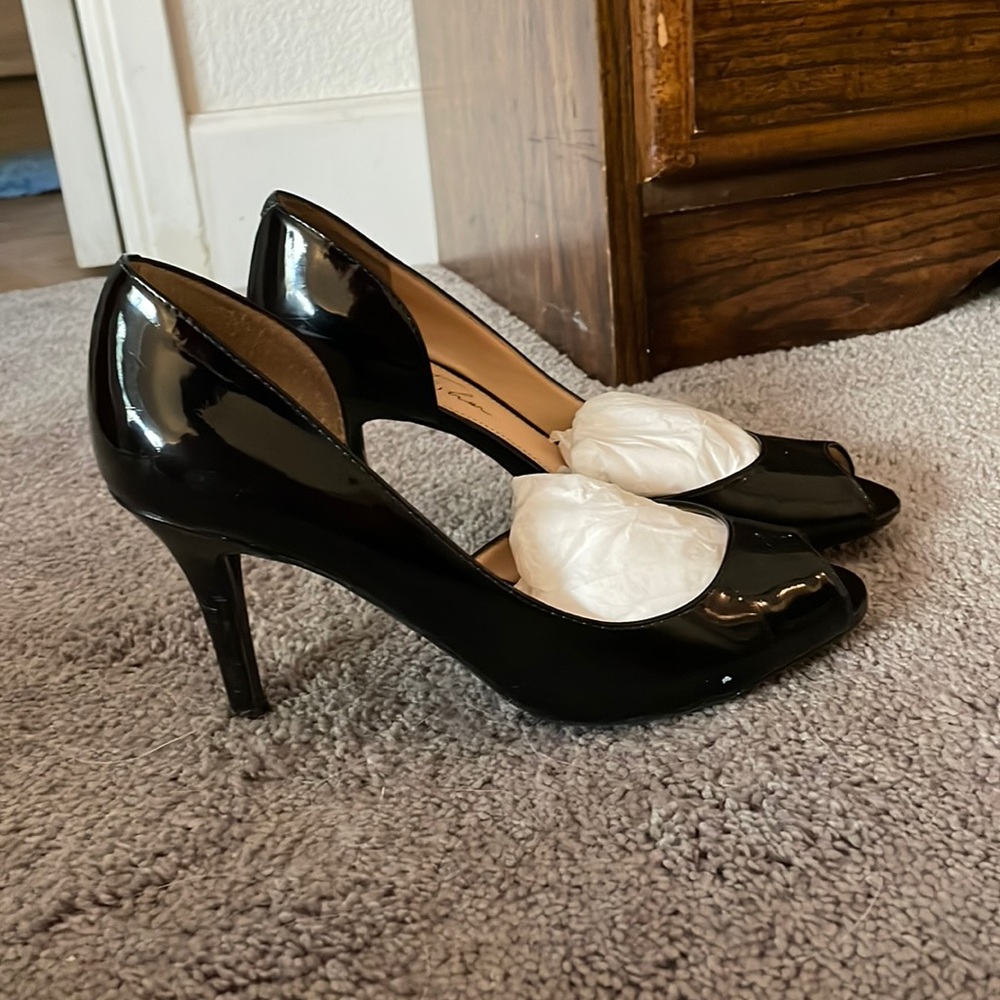 Size: 7 women Black Marc Fisher Heels